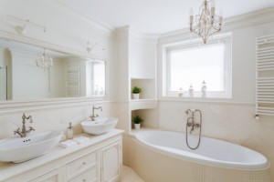 When remodeling your bathroom to sell, it is best to stick to neutral colors, clear counter tops and create an impressive focal point.